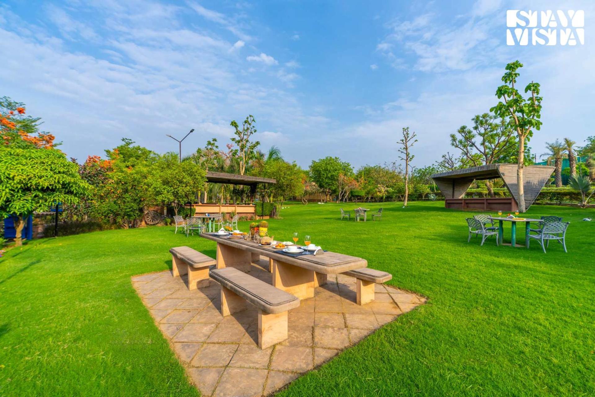 Stayvista At Maple Farms With Pool, Bbq & Bonfire Sohna Exterior foto